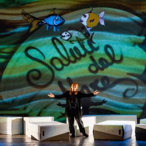 2_Giallo-Mare-Minimal-Teatro_Le-avventure-di-pesce-Gaetano 2_Giallo-Mare-Minimal-Teatro_Le-avventure-di-pesce-Gaetano